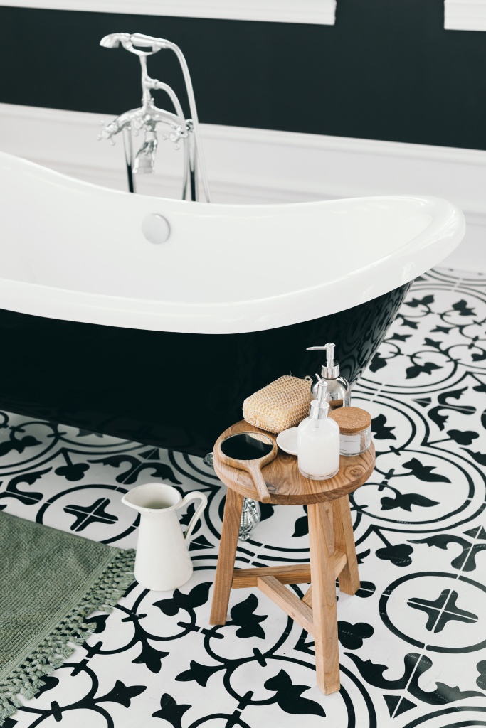 elegant-bathtub-with-bath-elements.jpg